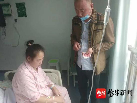 图王荣云拿着筹措的医疗费到医院看望受伤住院的戴翠美