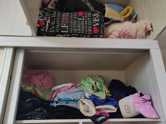 衣柜里还留着吴燕飞的衣服