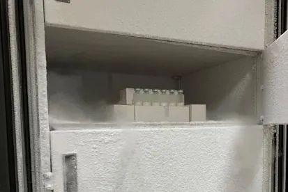 ■ 制药商Catalent正在使用的超冷冰箱,这种冰箱在医院并不常见,但一些正在测试的Covid-19疫苗必须储存在零下112华氏度 / CATALENT