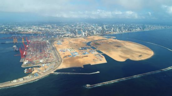 9月23日拍摄的斯里兰卡科伦坡港口城(右侧金黄色土地)全景