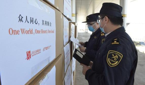 ▲4月11日,中国向蒙古国紧急援助的49万只口罩从内蒙古自治区二连浩特公路口岸出境。