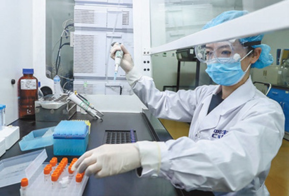 在北京国药集团中国生物新冠疫苗生产基地,工作人员对新型冠状病毒灭活疫苗样品进行纯度检测 新华社图