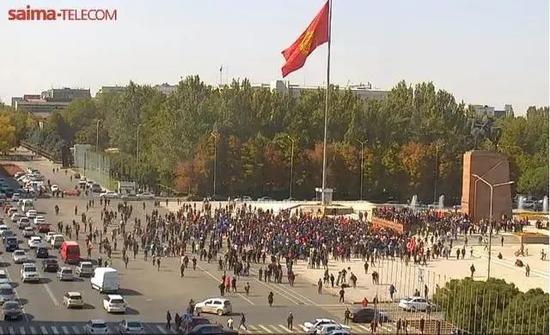 当地时间5日,吉尔吉斯斯坦反对派在比什凯克阿拉套广场组织集会