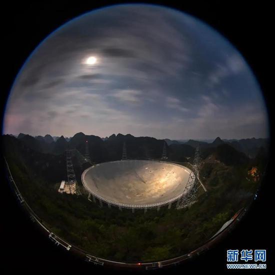 1月8日,月光下的“中国天眼”(检修期间拍摄)。图片来源:新华网