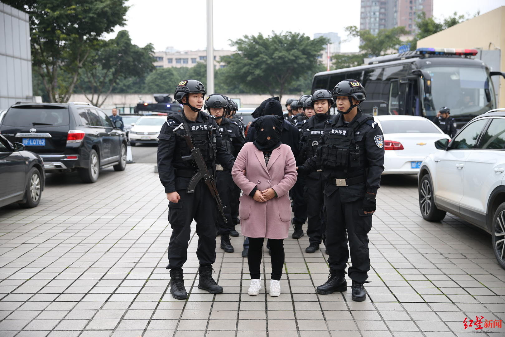 ↑警方抓捕李昌清团伙成员