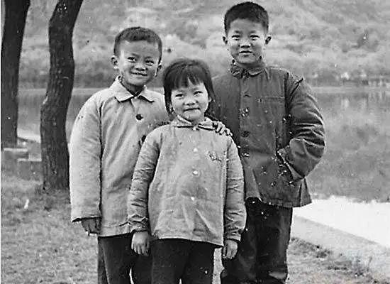 (左一为小时候的马云)