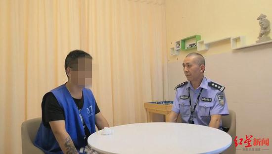 ↑去年,管教民警与王灿交谈