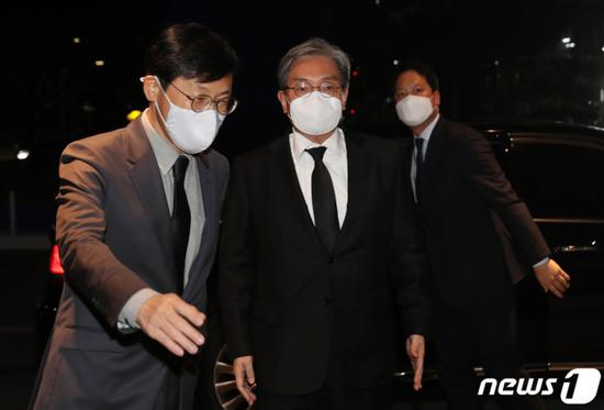 文在寅幕僚长卢英敏25日赴李健熙灵堂。(news1)