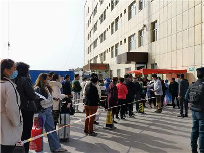 喀什地区第一人民医院排队做核酸检测的人。受访者供图