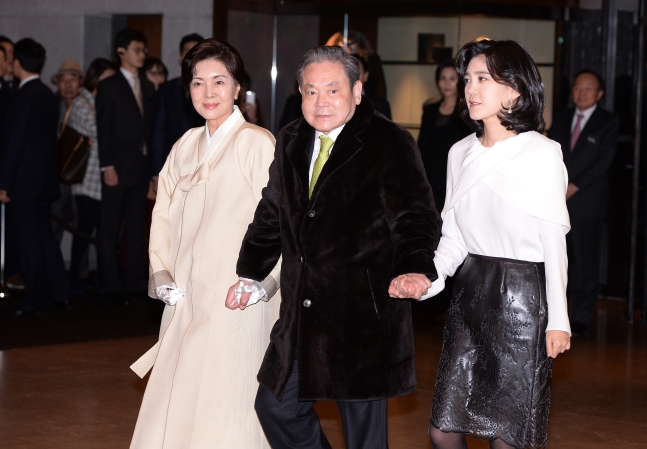 2014年1月,李健熙牵手妻女现身。