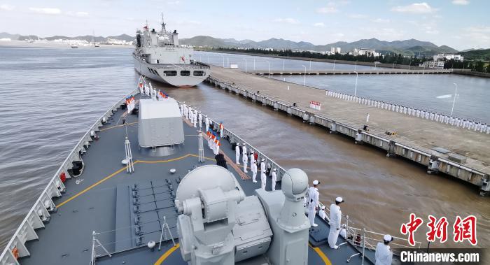 10月14日,海军第35批护航编队太原舰缓缓驶抵浙江舟山某军港码头时,官兵在甲板列队站坡。 江山 摄