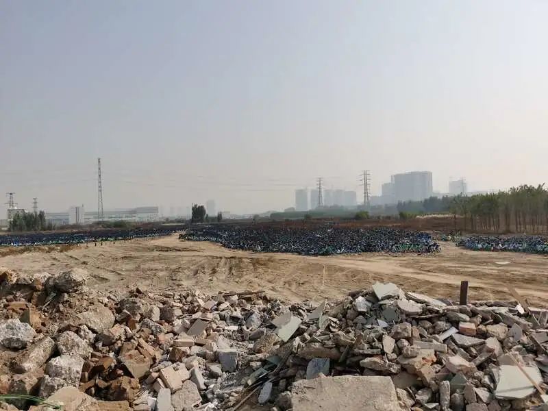 10月25日,保定市一处自行车停放点空空荡荡。中青报·中青网记者 耿学清/摄