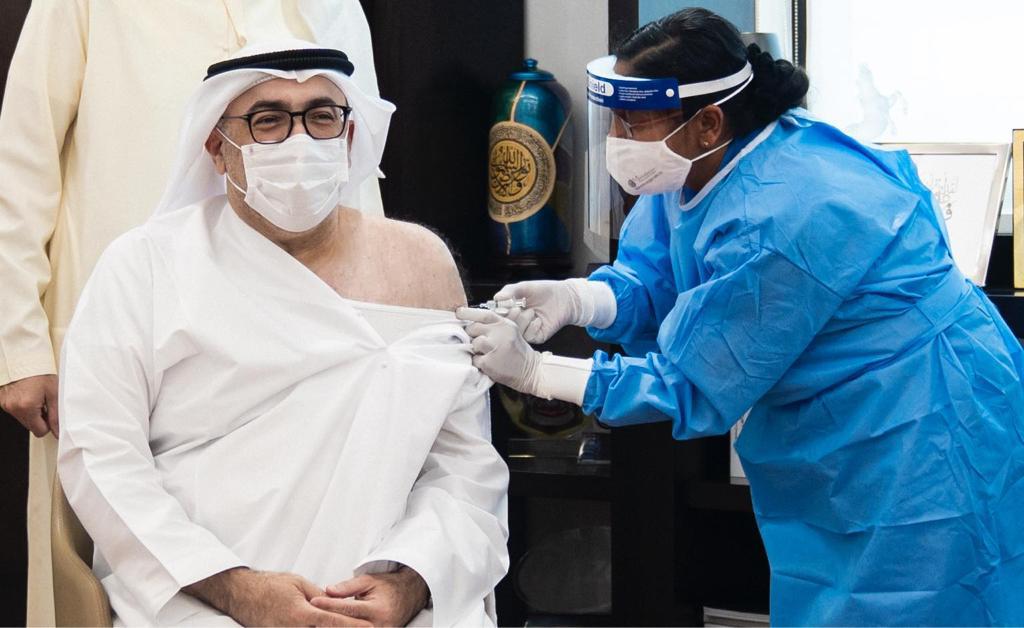 上月，阿联酋卫生部长接种中国研发新冠疫苗（阿联酋通讯社）