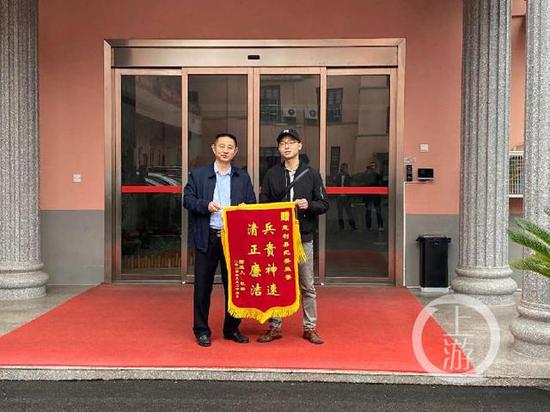 ▲9月29日,微信公号溇澧清风报道显示,9月27日,一名群众将“兵贵神速 清正廉洁”的锦旗送到县委常委、县纪委书记、县监委主任屈春林手中。图片来源/溇澧清风
