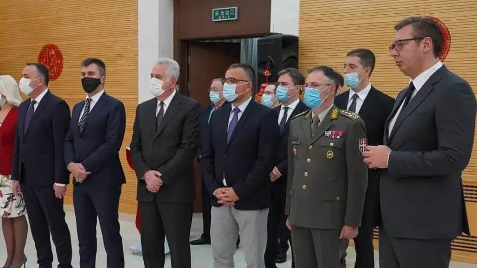 塞尔维亚总统武契奇等政府官员做客中国驻塞使馆,图自社交媒体