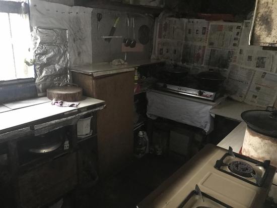 居民胡老伯与老伴的家,老伴将房间收拾得干干净净,但做饭还是要去脏乱的公共厨房。
