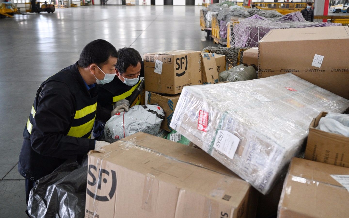 11月13日，首都机场货运站，工作人员正在搬运货物。摄影/新京报记者 陶冉
