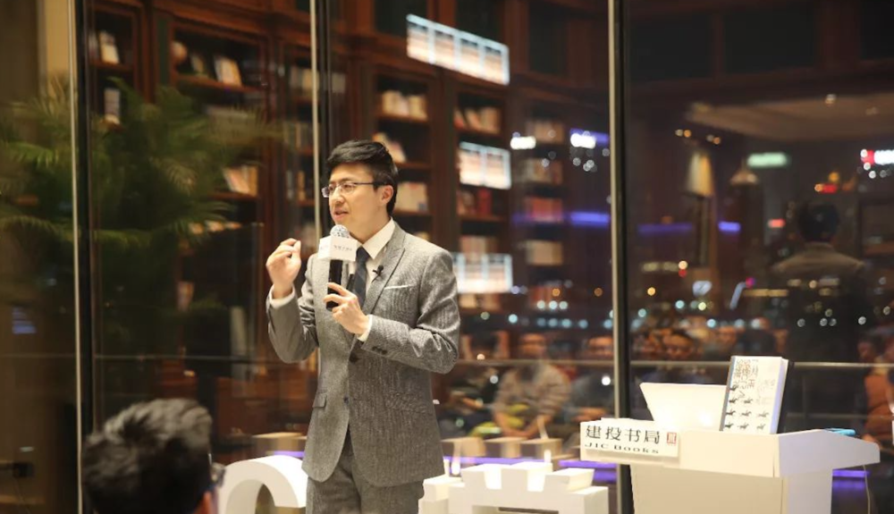 吴冠军时常走出学院,与公众互动 / 图片来源:Google