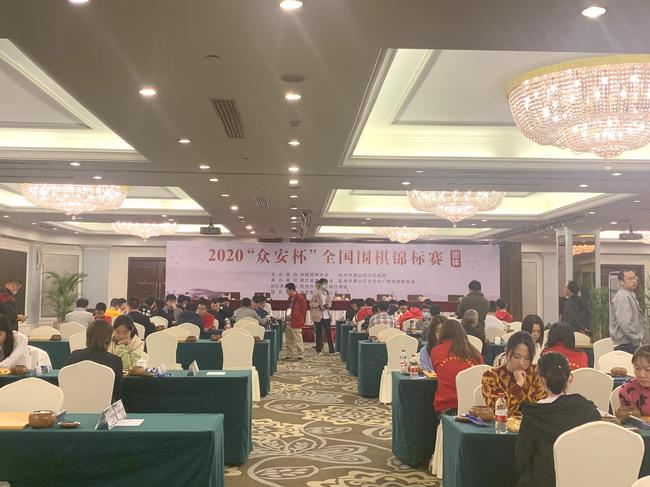 首轮比赛现场