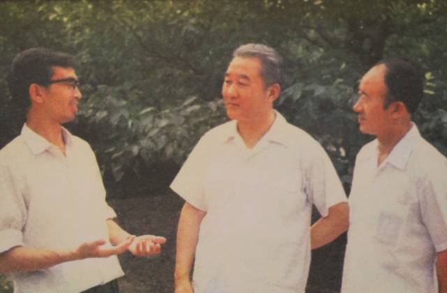 关山(左)与播音员齐越(中)、夏青(右)