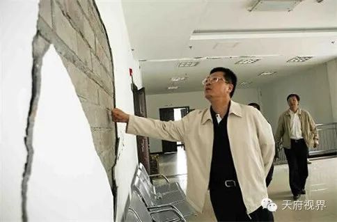 葛红林在都江堰查看楼舍受损程度