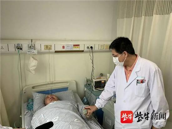 术后查房,张先生紧紧握住吴小涛主任的手。崔玉艳 摄