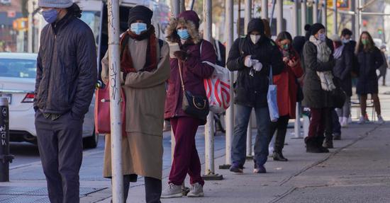 在街头排起长队的纽约民众（纽约邮报）