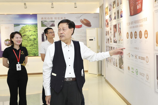 图:张玉奎院士参观燕窝文化馆