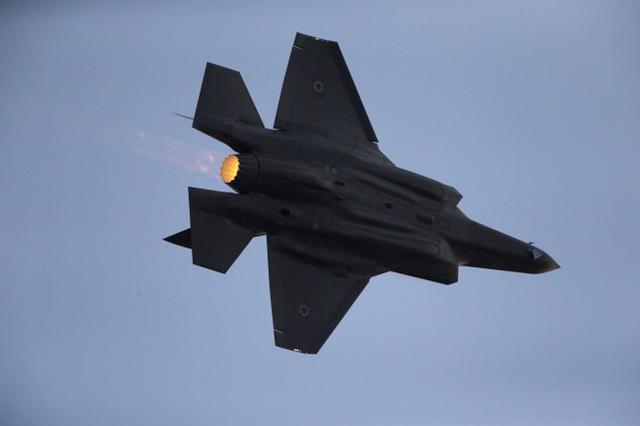 以色列空军F-35战斗机在哈兹里姆空军基地为新飞行员举行的毕业典礼上表演 图源:美联社