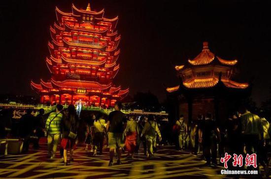 10月1日晚,武汉城市地标黄鹤楼正式开放夜间体验。中新社记者 张畅 摄