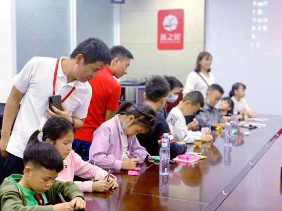 图:小朋友们在活动后温暖留言