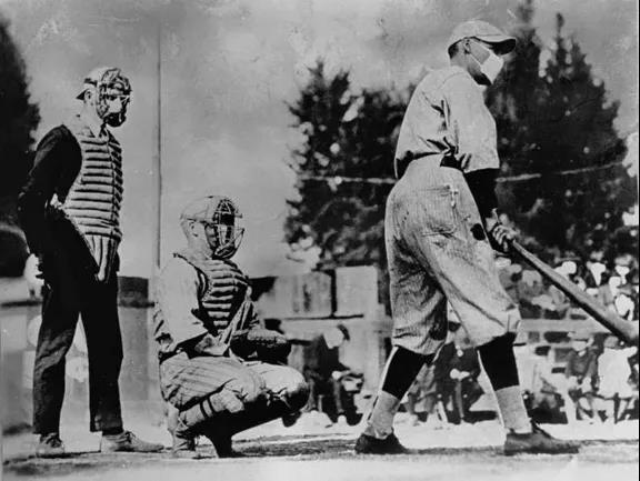 美国棒球运动员在1918年流感流行时戴着口罩比赛。来源:Underwood And Underwood / LIFE Images Collection / Getty。