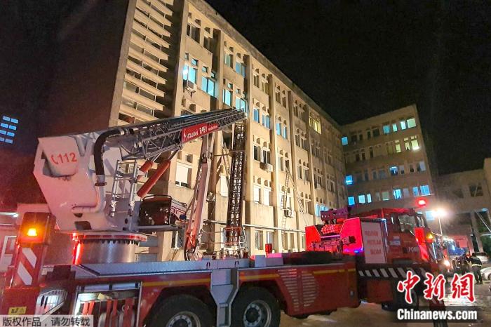 当地时间14日,罗马尼亚紧急情况署发布消息称,该国一家治疗新冠患者的医院发生火灾,导致10人死亡,7人受伤。图为消防人员在现场进行灭火作业。