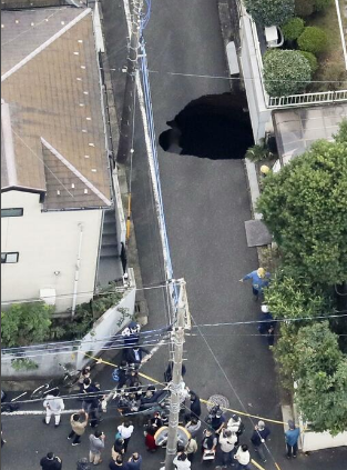 资料图:塌陷现场(共同社)