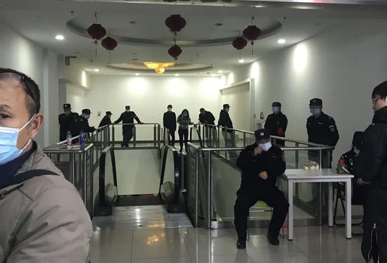 11月10日,警察在蛋壳公寓总部门前值守。张光裕摄