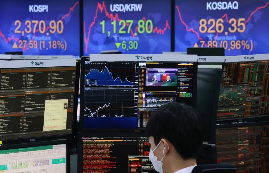 当地时间2020年11月4日,韩国首尔,民众关注美国大选选情。图自澎湃影像