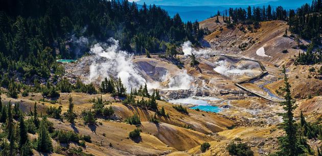 图中是美国加州拉森火山国家公园的“邦帕斯地狱(Bumpass Hell)”,地热池边缘的湿润和干燥循环被认为促进了生物分子的聚集。