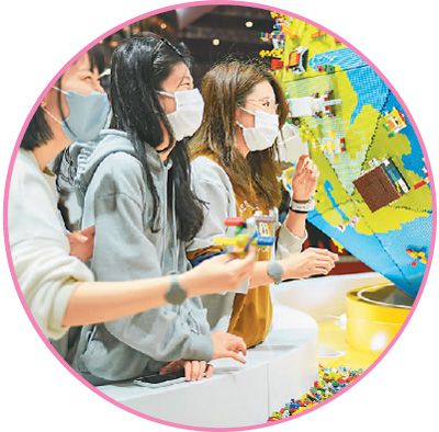 11月8日，观众在乐高展台体验乐高玩具。新华社记者 张豪夫摄