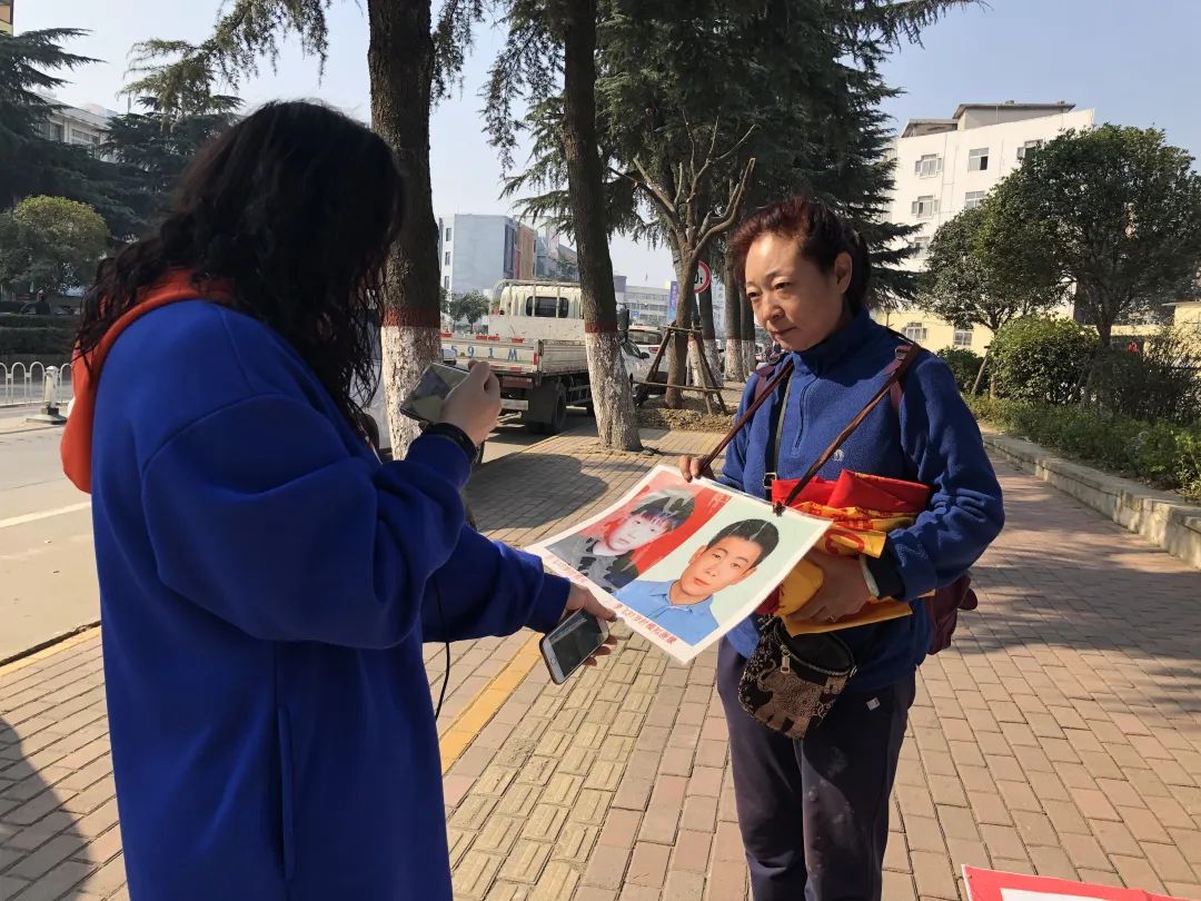 ▲志愿者为何树军录制视频。新京报记者 冯雨昕 摄