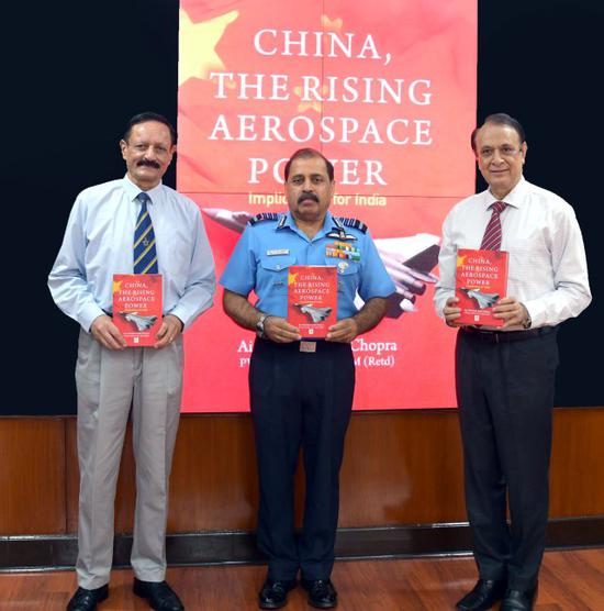 印度空军参谋长巴达乌里亚（中）等人共同发布新书现场