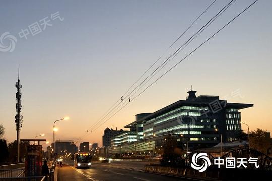 今晨,北京气温低迷,体感寒冷。(图/王晓)