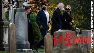 ↑大选日早上,拜登和孙女芬妮根·拜登来到墓地为博·拜登扫墓。在选举日的早上。图据《纽约时报》