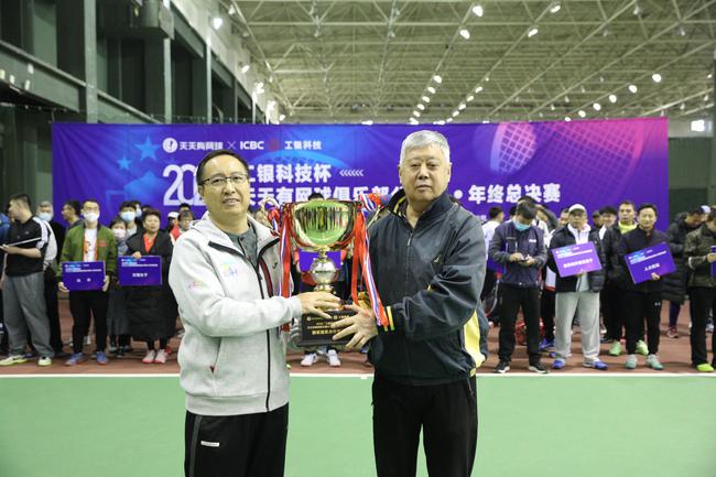 王钧(右)向李六旬(左)赠送纪念奖杯