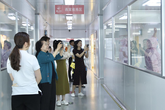 图:嘉宾参观燕之屋工厂挑拣车间拍照记录