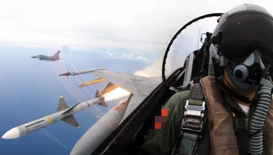 ▲图为台军F-16战机发射麻雀飞弹瞬间，图源台媒