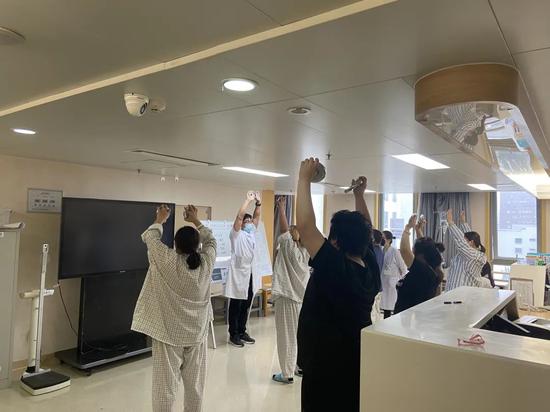 中日友好医生减重外科住院部里,运动康复师带着病人做术后恢复锻炼。实习生李雨凝 摄