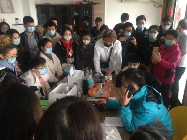 近日,上海虹口区殷高西路蛋壳接待点挤满了维权租客,图源:IT时报