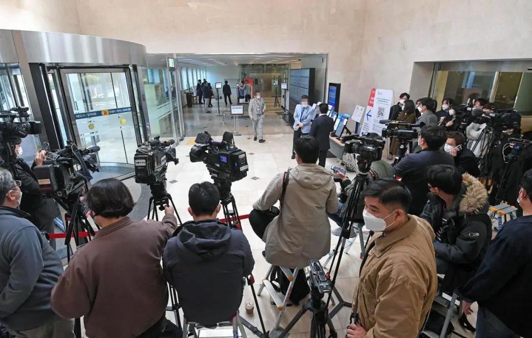 当地时间10月25日,韩国首尔,媒体记者在殡仪馆(图片来源:人民视觉)