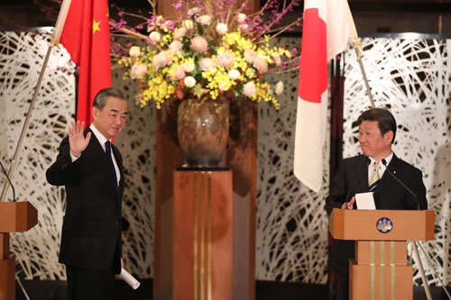 当地时间2020年11月24日，国务委员兼外长王毅在东京同日本外相茂木敏充共同会见记者。