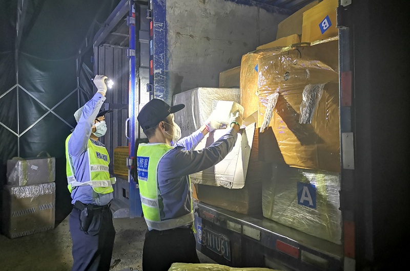 图为：广州海关缉私警察在非设关码头查获涉嫌走私的货车 关悦/摄